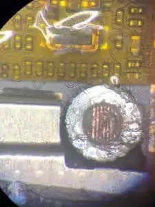 etape un soudure pistes iphone 5s ecran bleu