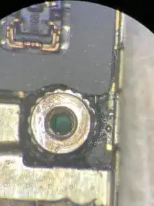 etape trois soudure pistes iphone 5s écran bleu