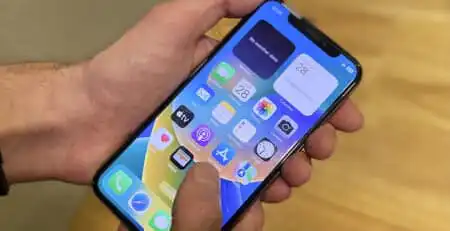 personne qui tient un iphone