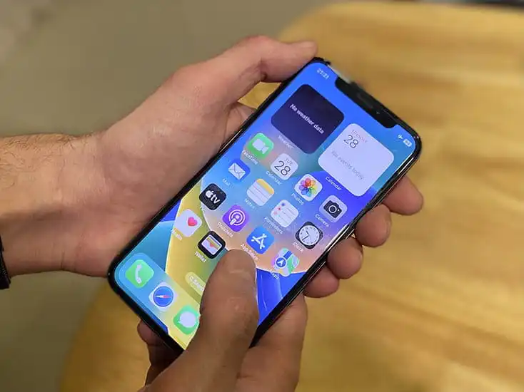 personne qui tient un iphone