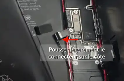pousser le connecteur de batterie sur le cote