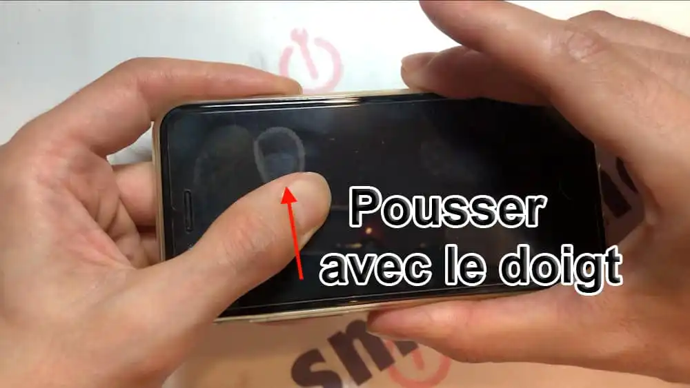 enlever la bulle verre trempe en la poussant avec le doigt