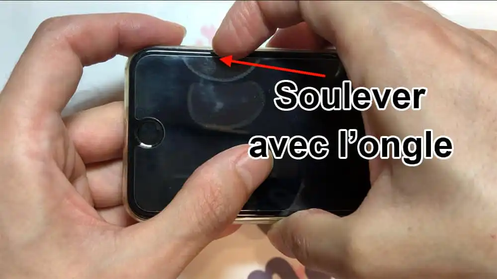 enlever la bulle verre trempe en soulevant le film avec l'ongle