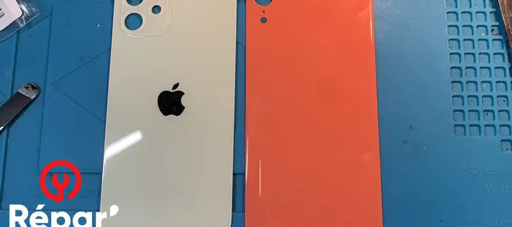 logo apple argente sur une vitre arriere originale et contrefaite