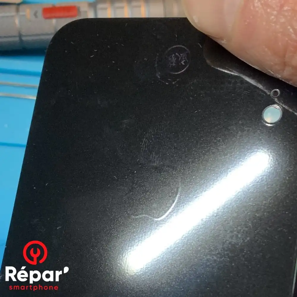 logo apple en relief sur une vitre arriere originale iphone photo 2