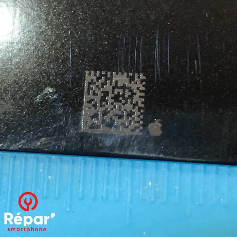 logo apple sur une vitre arriere originale iphone