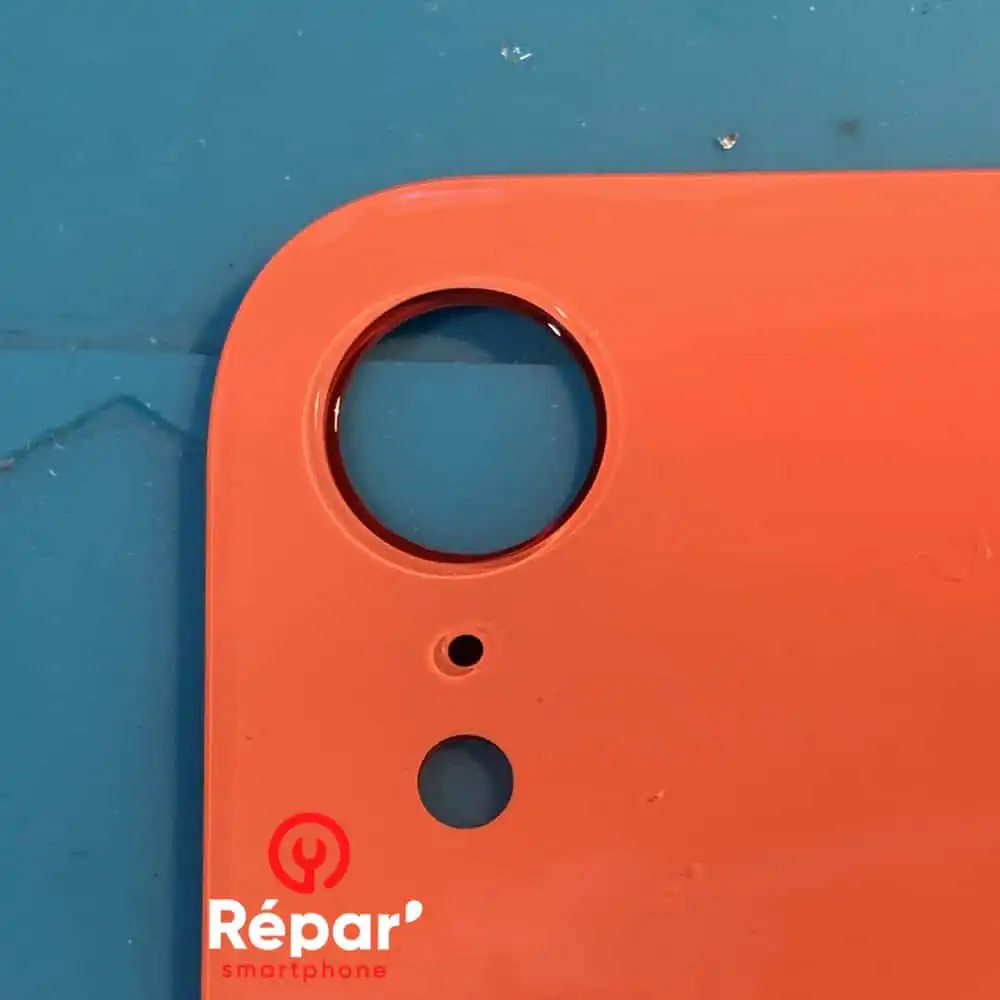 taille des trous de camera vitre arriere iphone originale et contrefaite