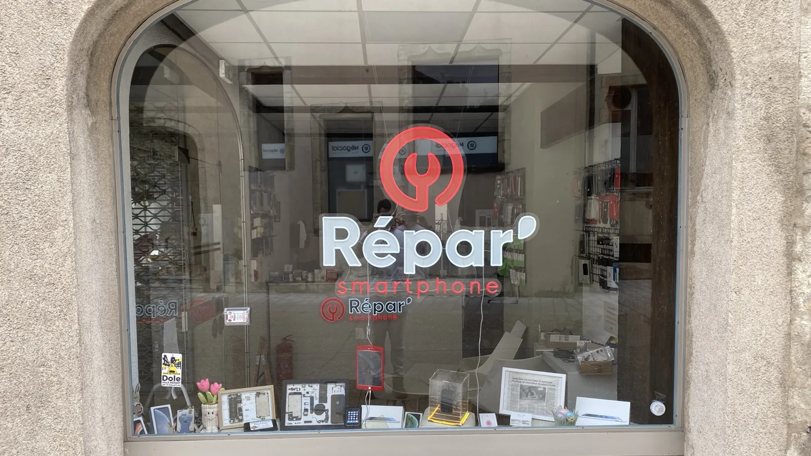 repar-smartphone-vitrine-dole-1600x900 repar smartphone vitrine dole 1600x900 1